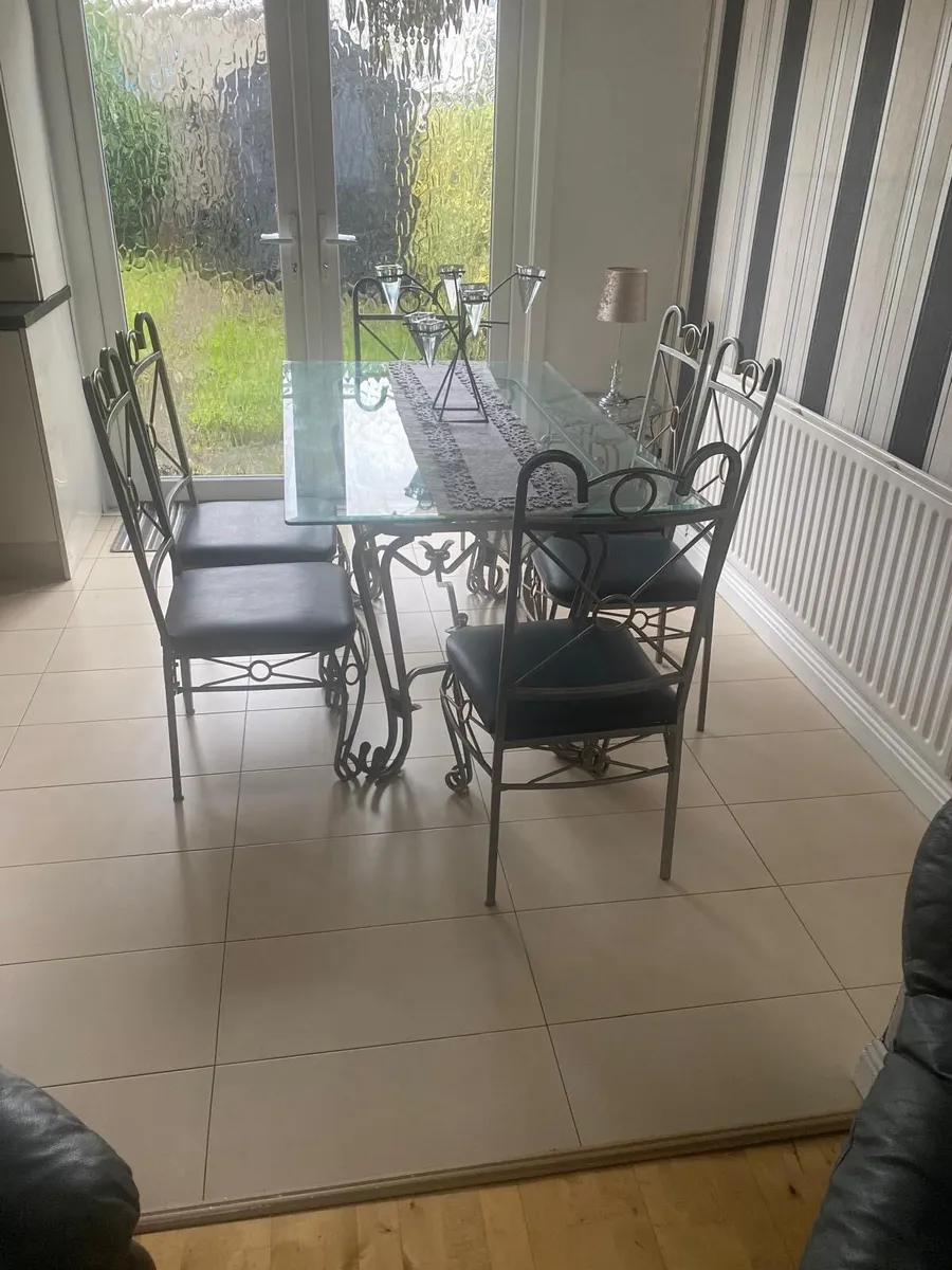 Table and chairs - Image 1