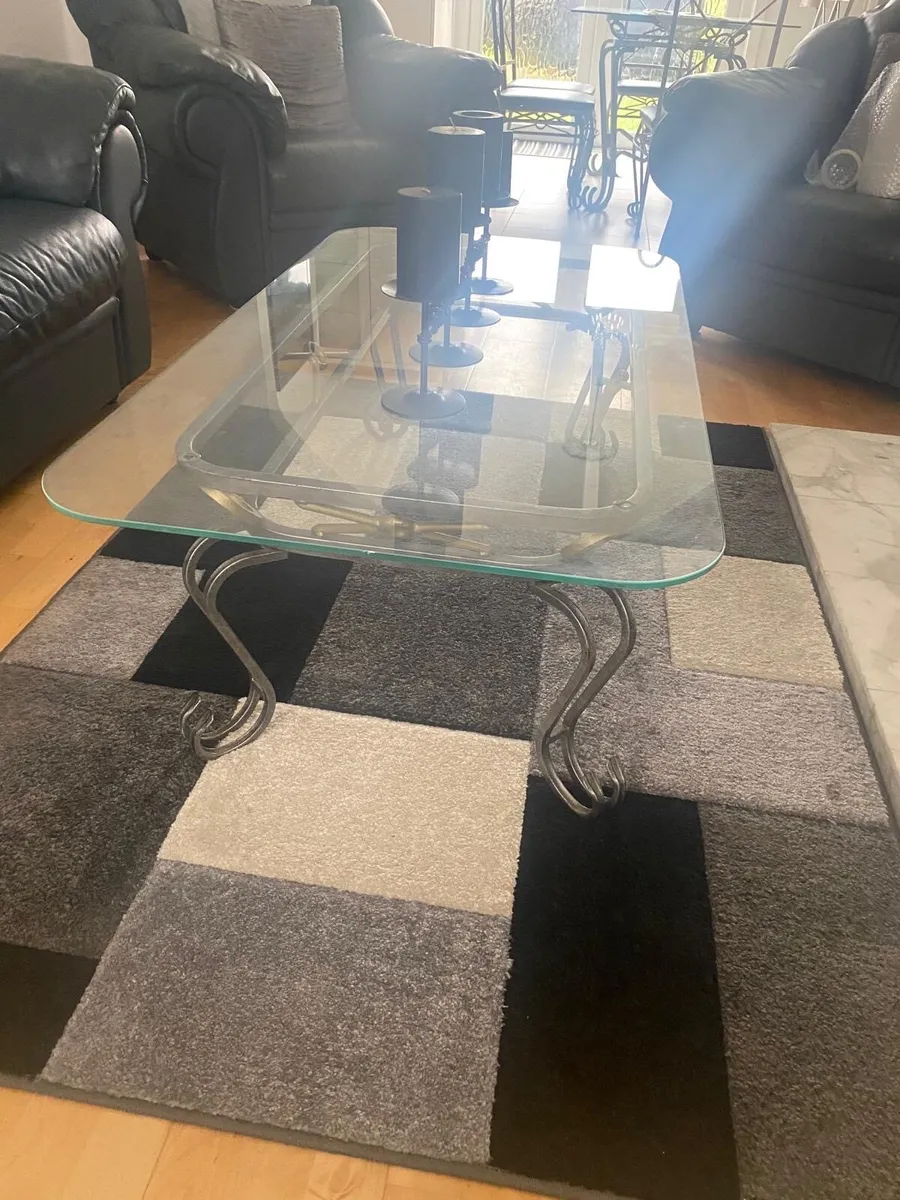 Table and chairs - Image 2
