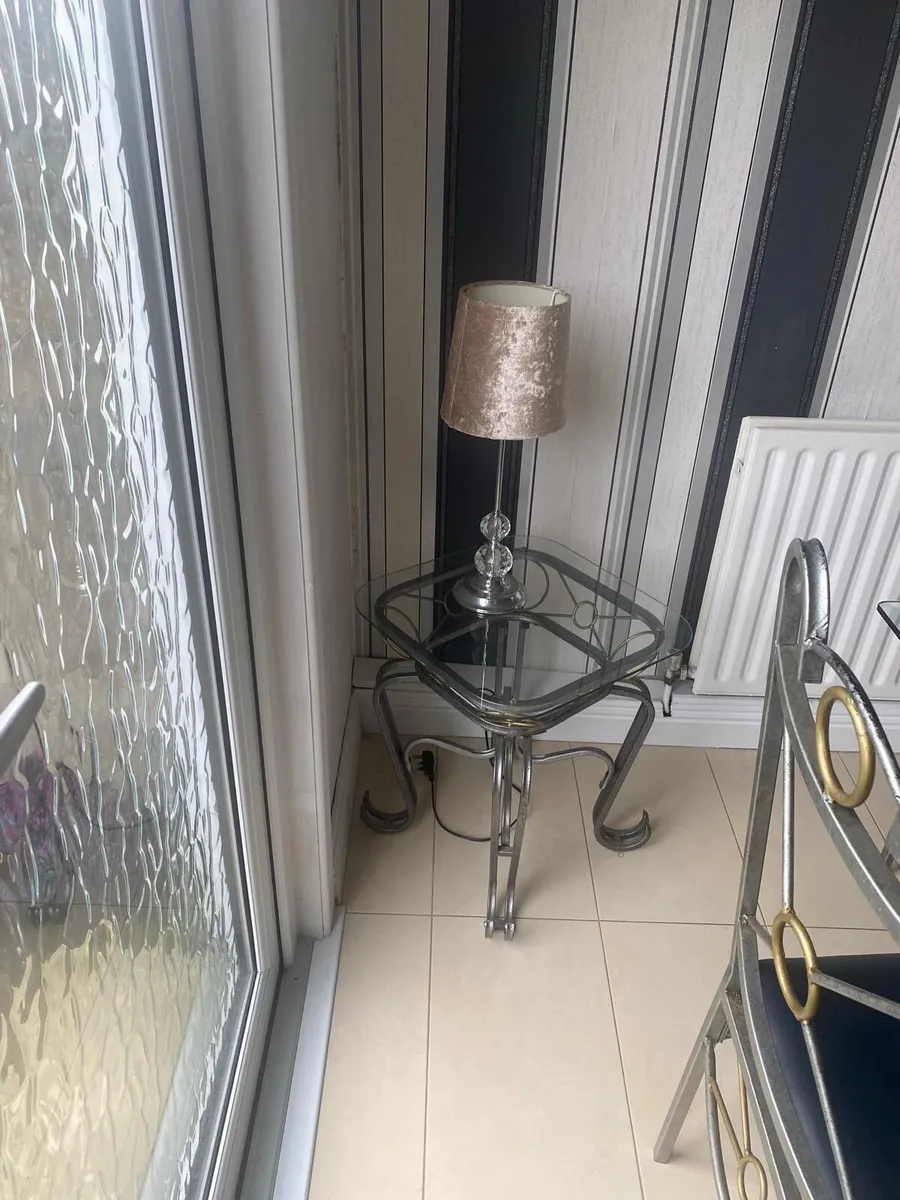 Table and chairs - Image 3