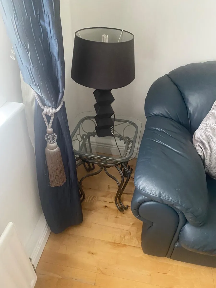 Table and chairs - Image 4