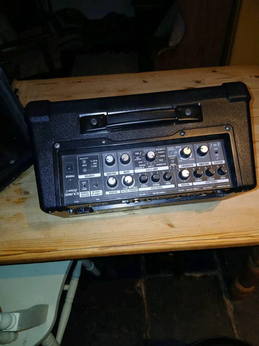 Boss cube like new with usb 2 imputs - Image 1