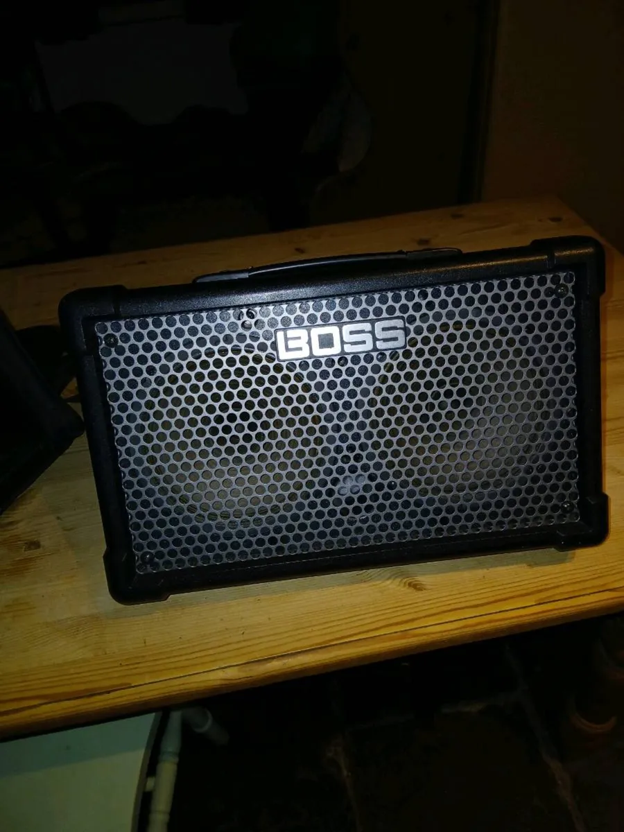 Boss cube like new with usb 2 imputs - Image 2