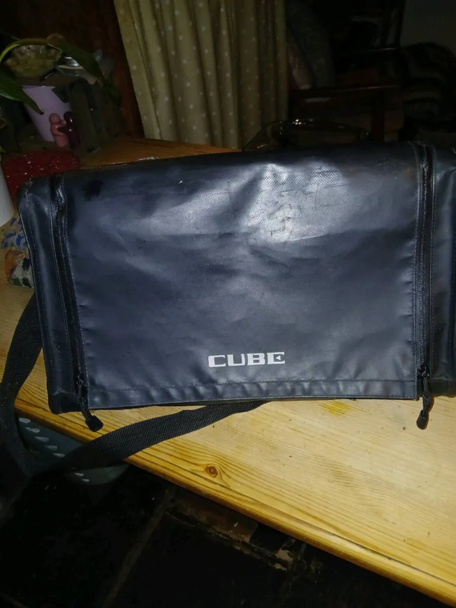 Boss cube like new with usb 2 imputs - Image 3