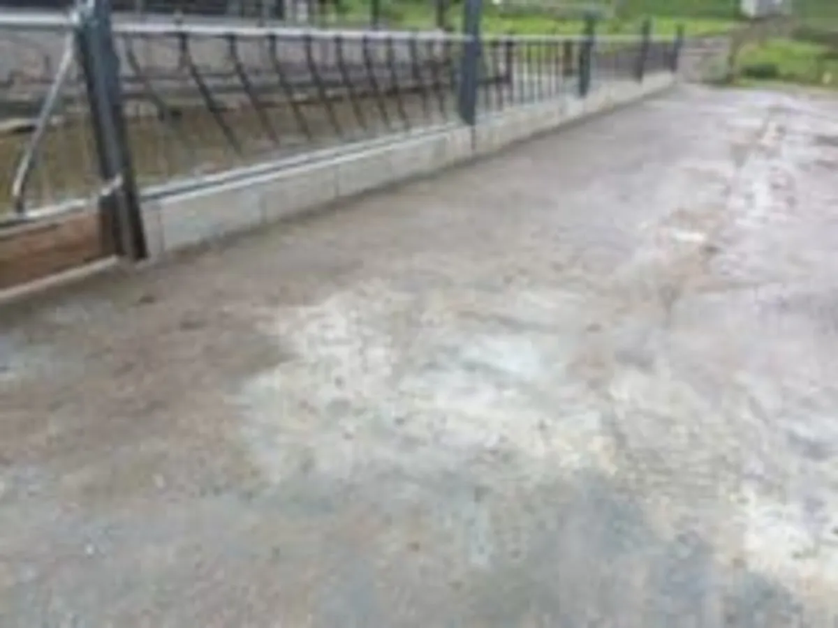 Feed barrier walls