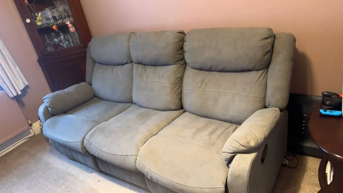 3 Seater Recliner Couch/Sofa - Image 2