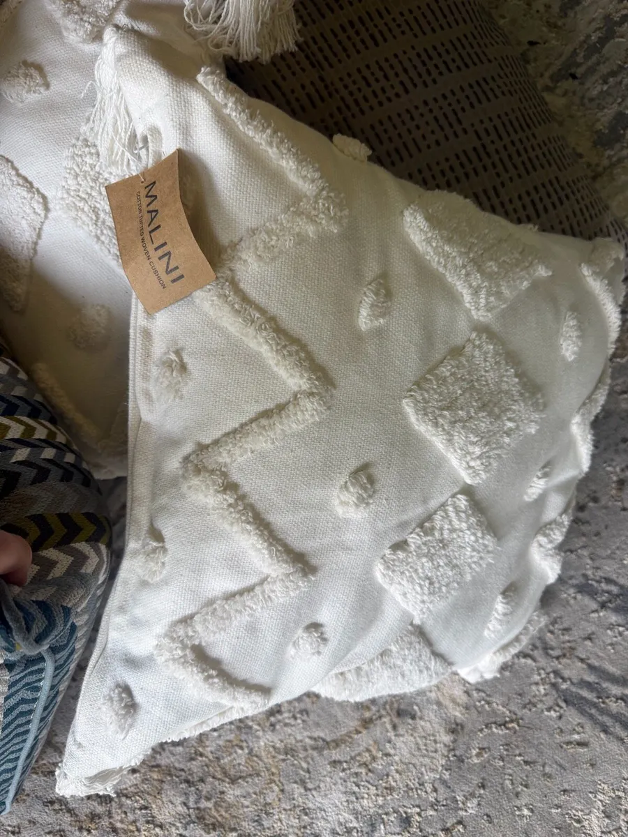 5 Luxury hotel collection cushions NEW - Image 2