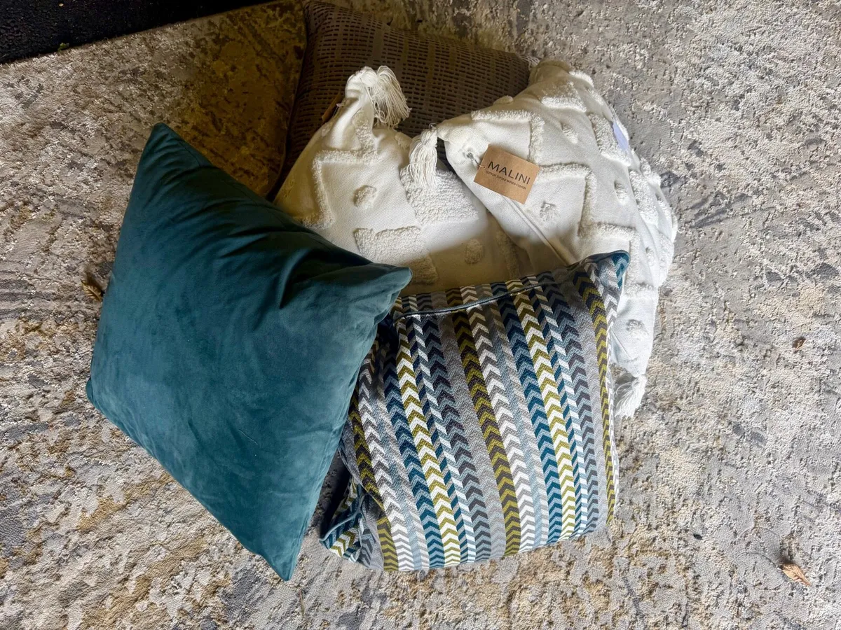 5 Luxury hotel collection cushions NEW - Image 1