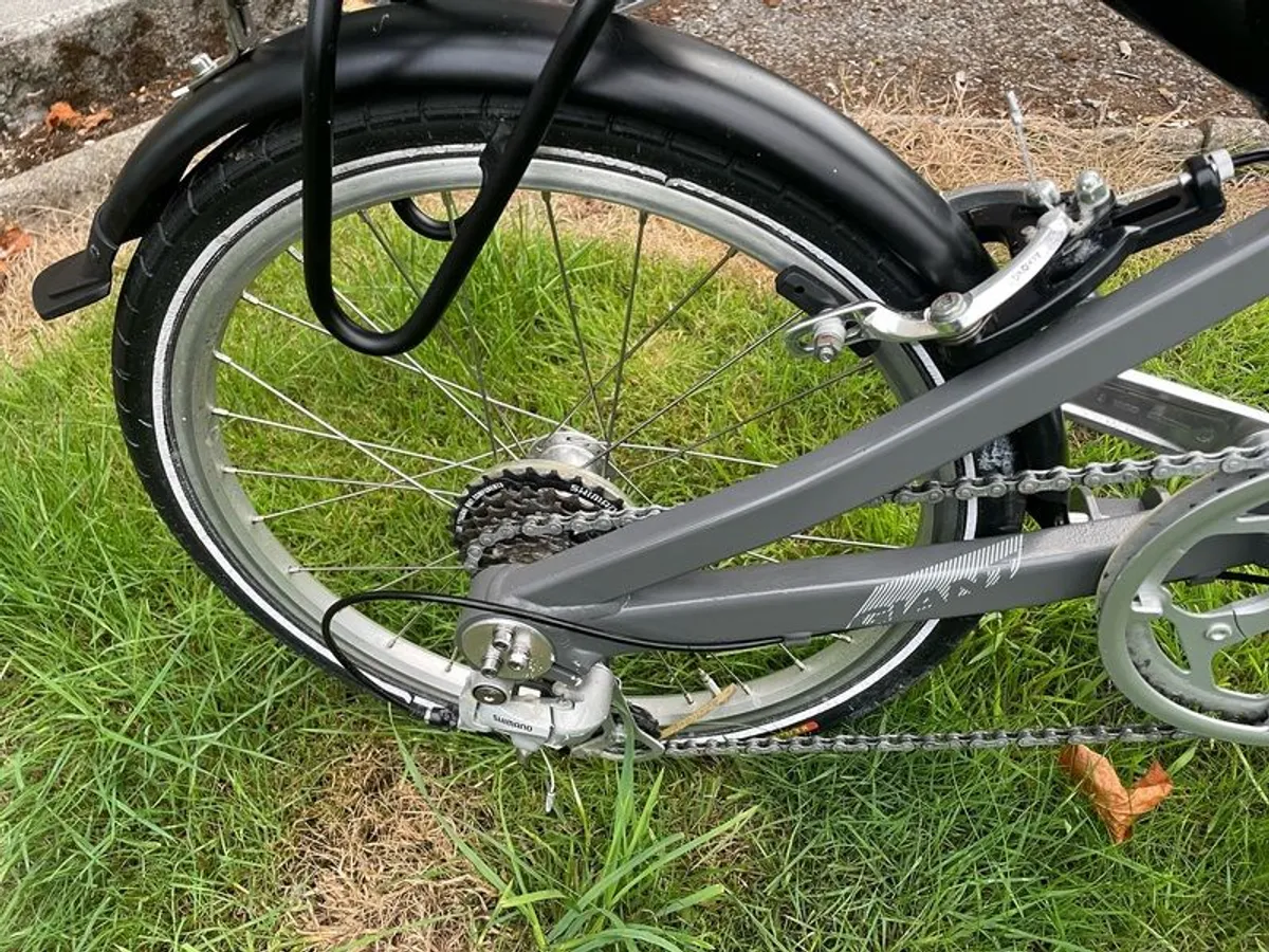 Giant Folding Bike - Excellent Condition - Image 4