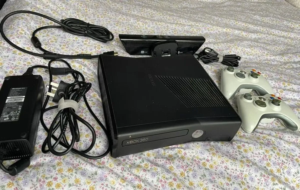 Xbox 360 Bundle with Kinect, 2 Controllers & 13 Games - Image 2
