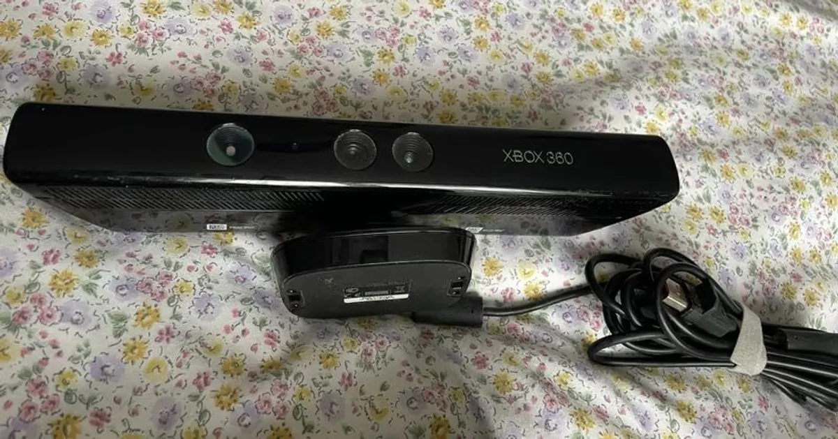 Xbox 360 Bundle with Kinect, 2 Controllers & 13 Games - Image 3