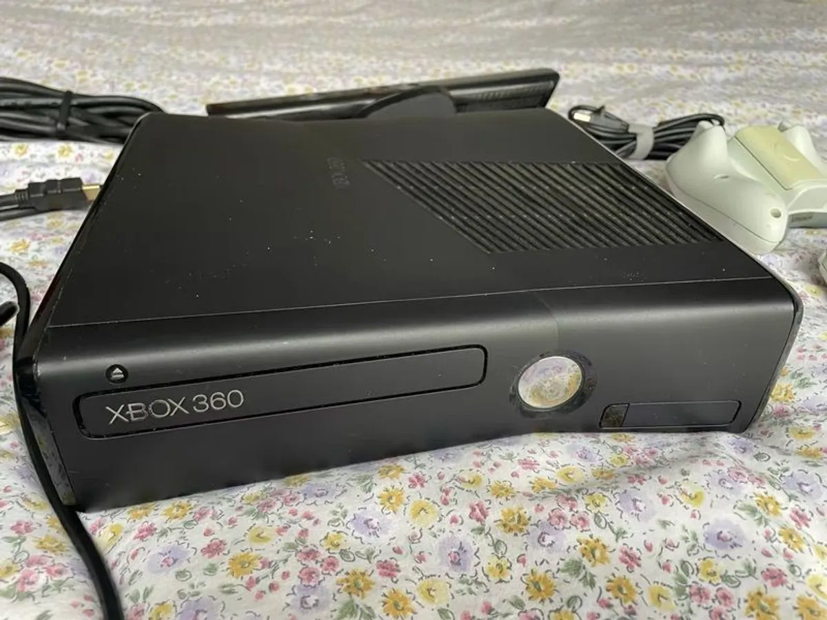 Xbox 360 Bundle with Kinect, 2 Controllers & 13 Games - Image 4
