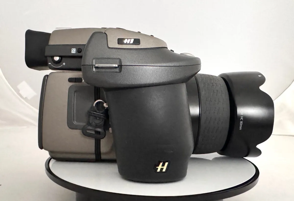 Hasselblad H1 Medium Format Film Camera Kit - Image 3