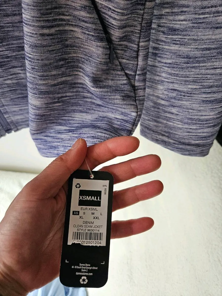 JUMPER - Image 2