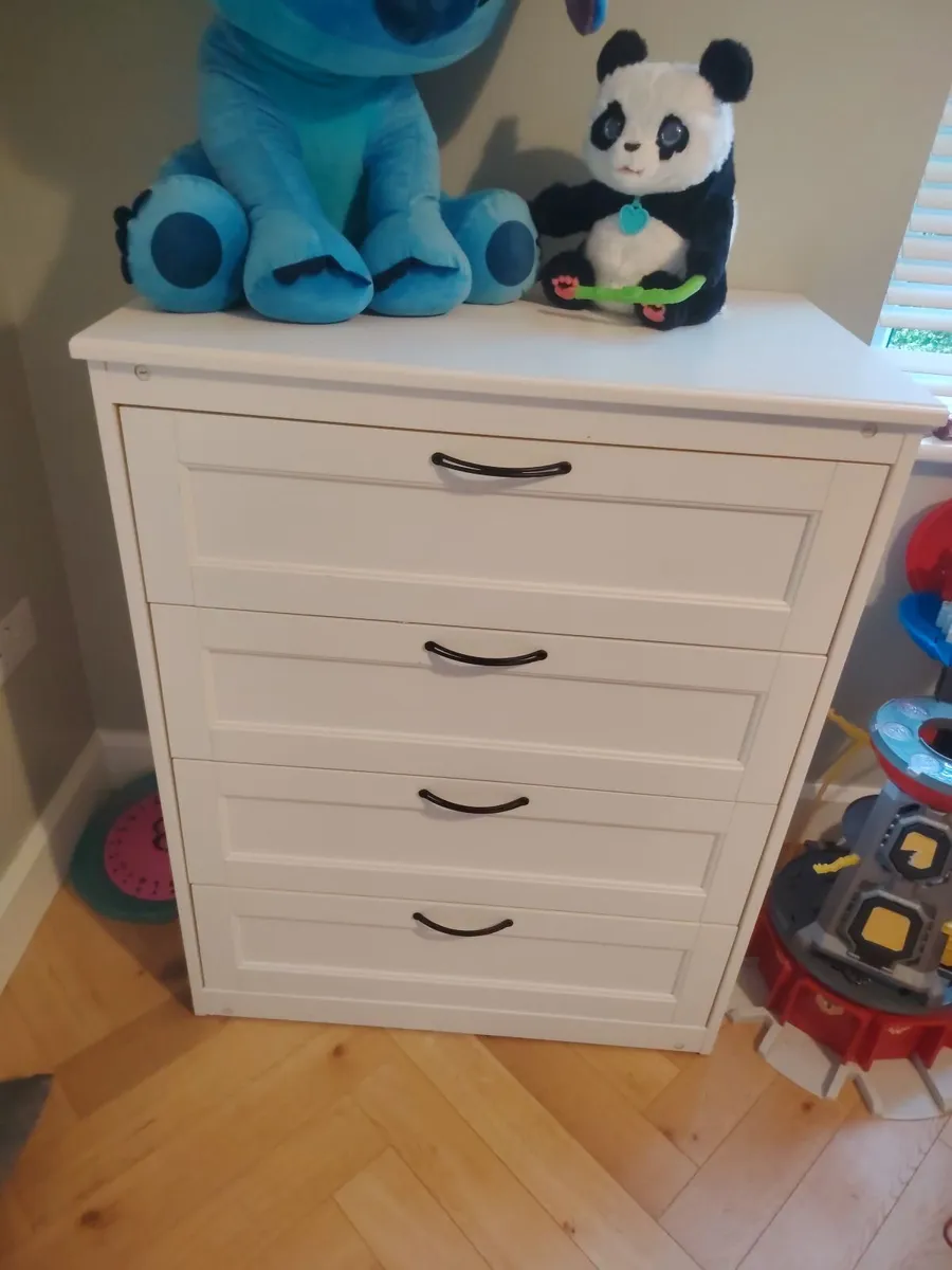 Chest of drawers