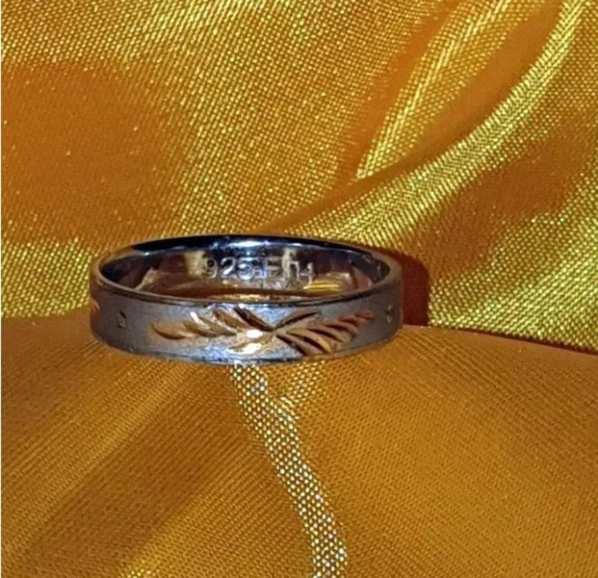 Hallmarked Silver Wedding Ring with 18k Accents BN - Image 4