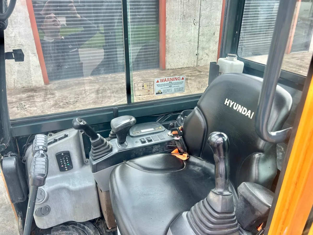 2019 Hyundai 1.8 - Image 4