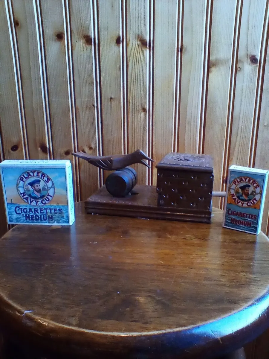 Old bird dispenser - Image 1