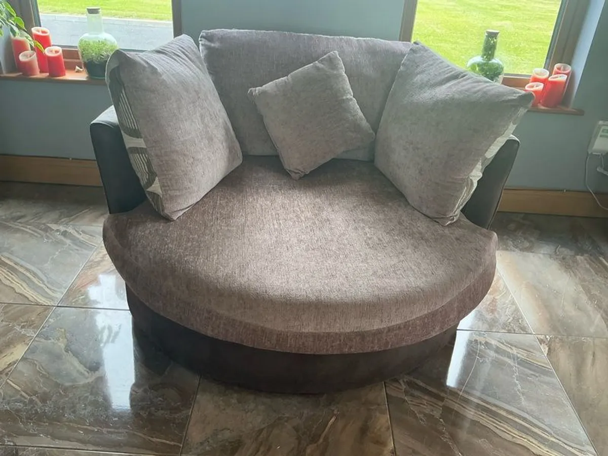 Swivel Chair - Image 4