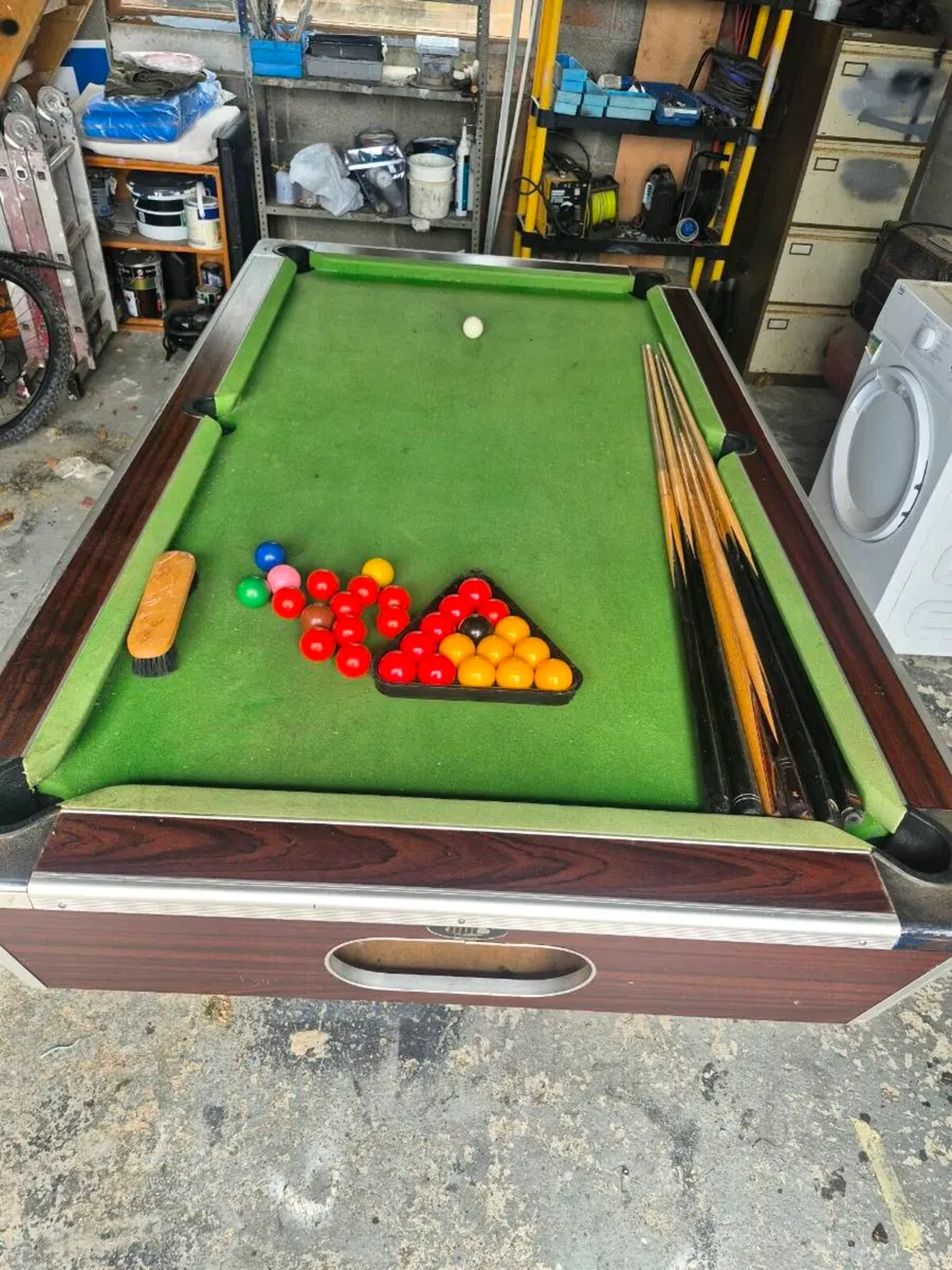 Pool table - Image 1