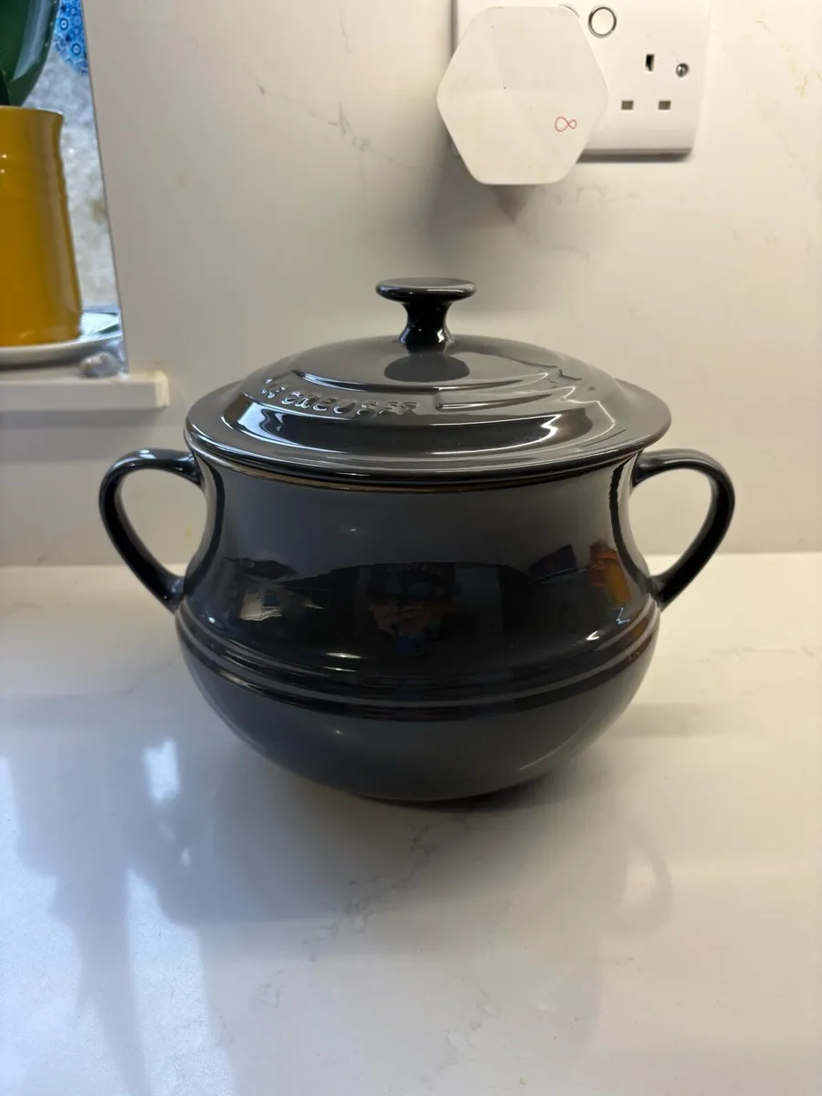 Le creuset large bean/soup pot - Image 1