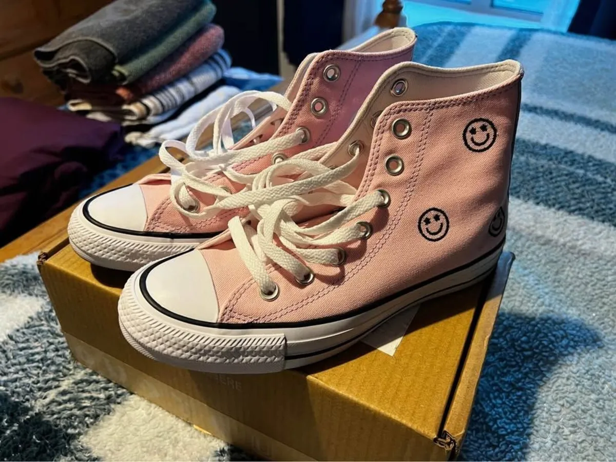 Worn once  Chuck Taylor All Star Hi Pink Smiley, 7 - Image 2