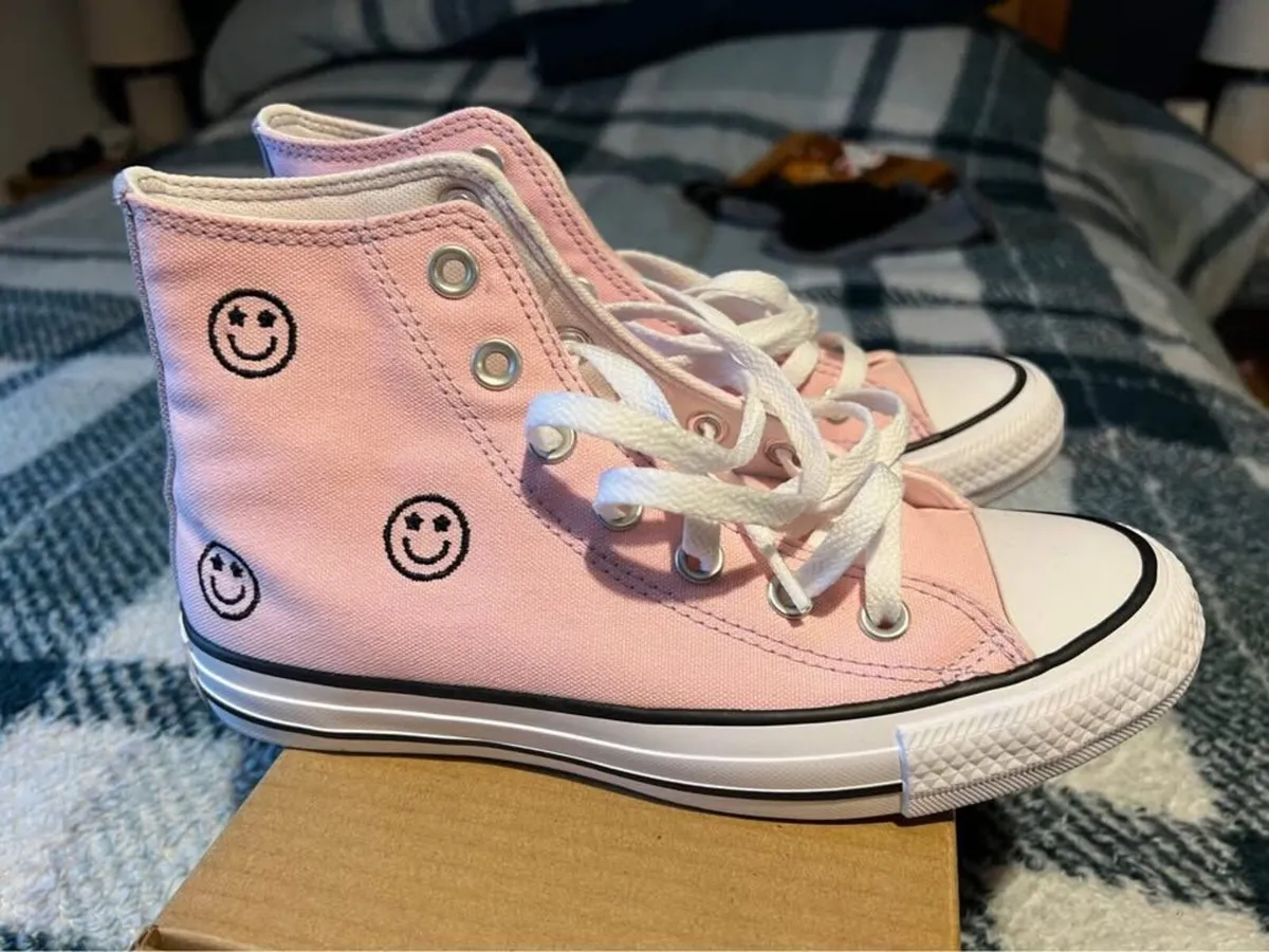 Worn once  Chuck Taylor All Star Hi Pink Smiley, 7 - Image 1