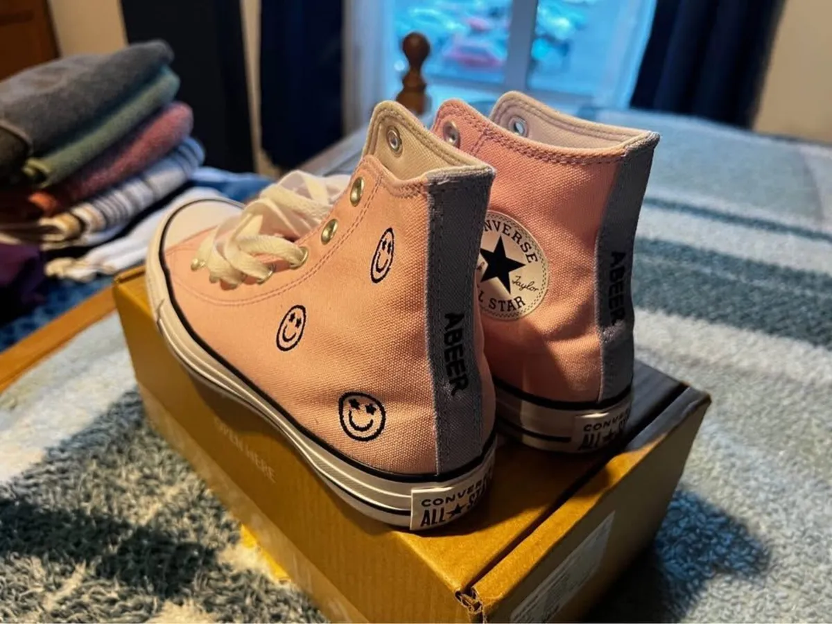 Worn once  Chuck Taylor All Star Hi Pink Smiley, 7 - Image 3