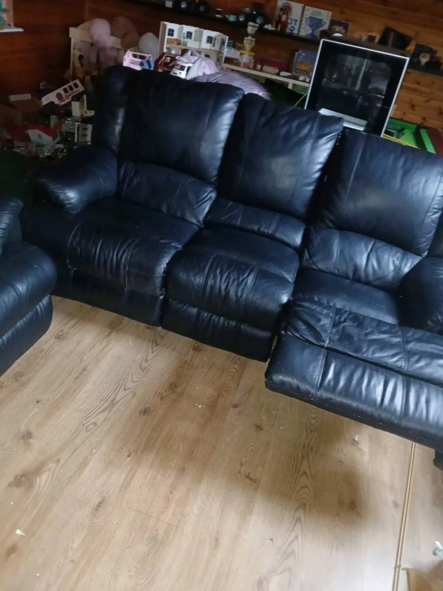 Leather sofas 2+3 seaters + coffee table - Image 3