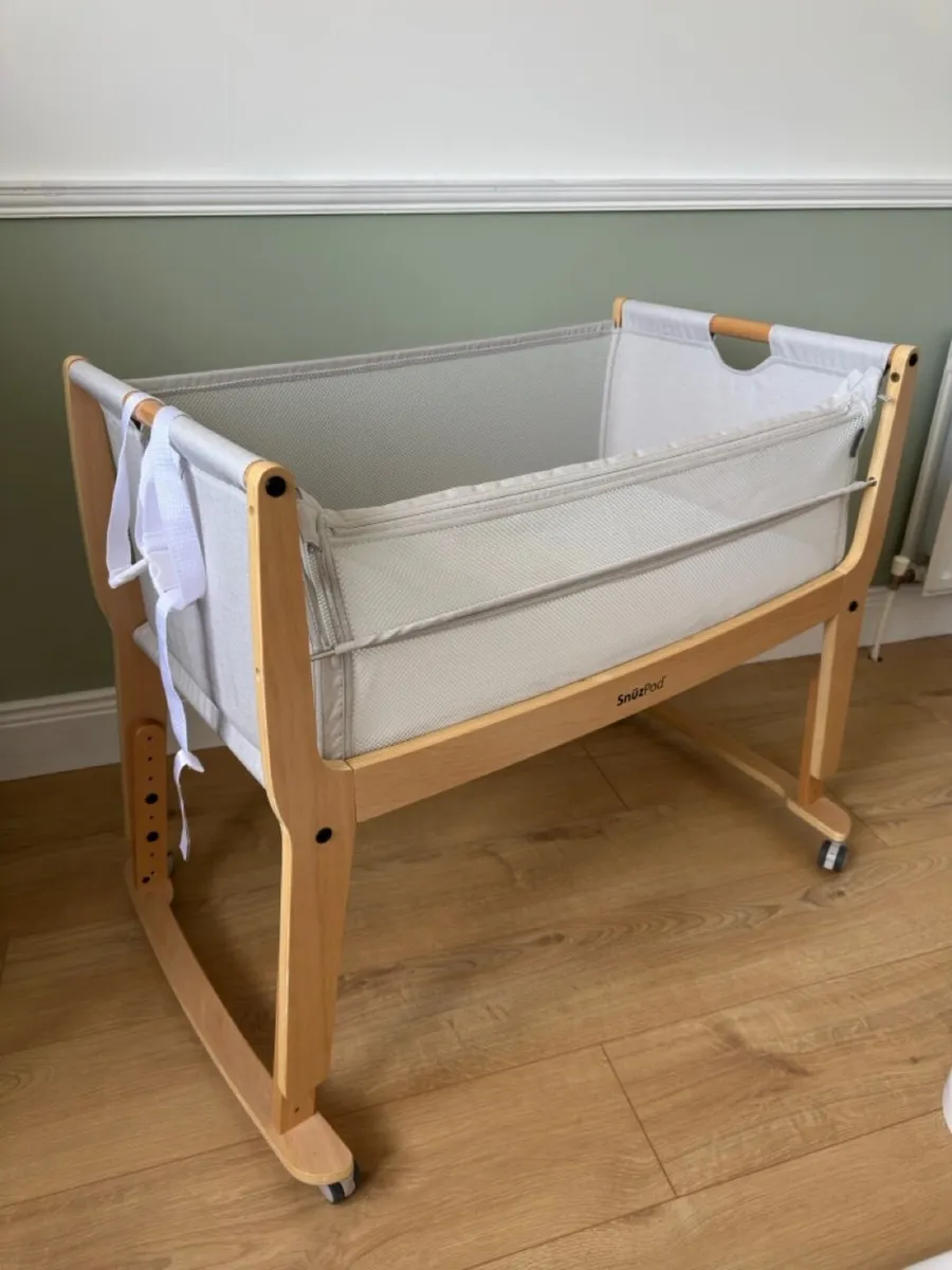 SnuzPod Studio bedside crib + extras - Image 1