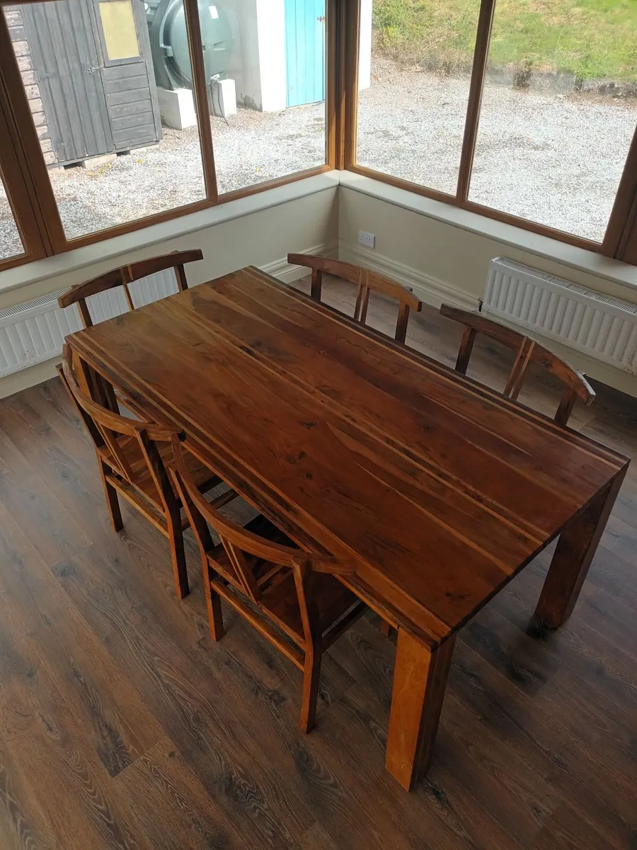Table and chairs - Image 1