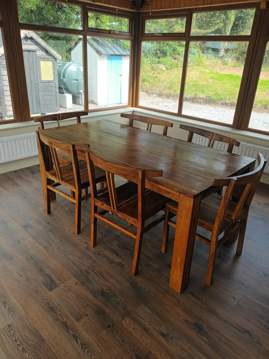 Table and chairs - Image 4