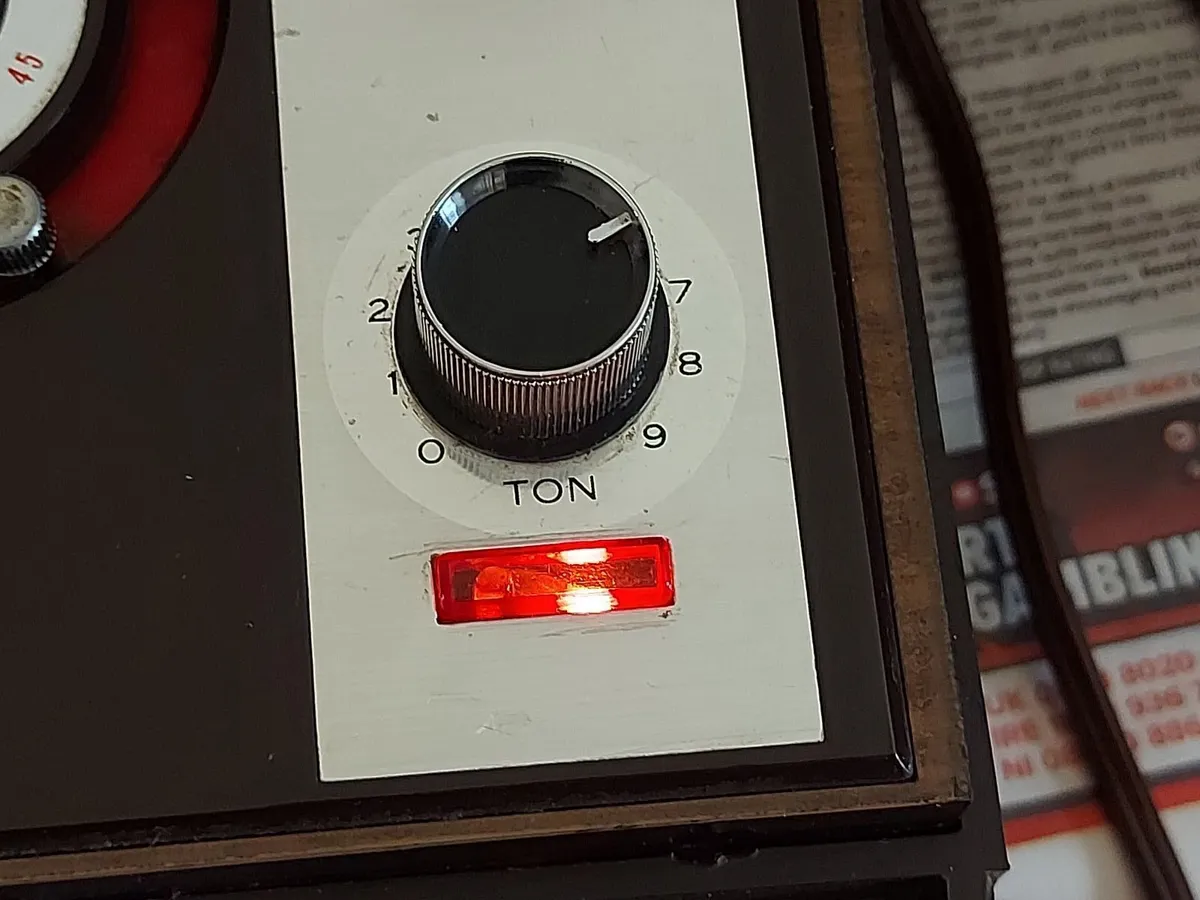Vintage SWIFT Stereo Deluxe Record Player - Image 4