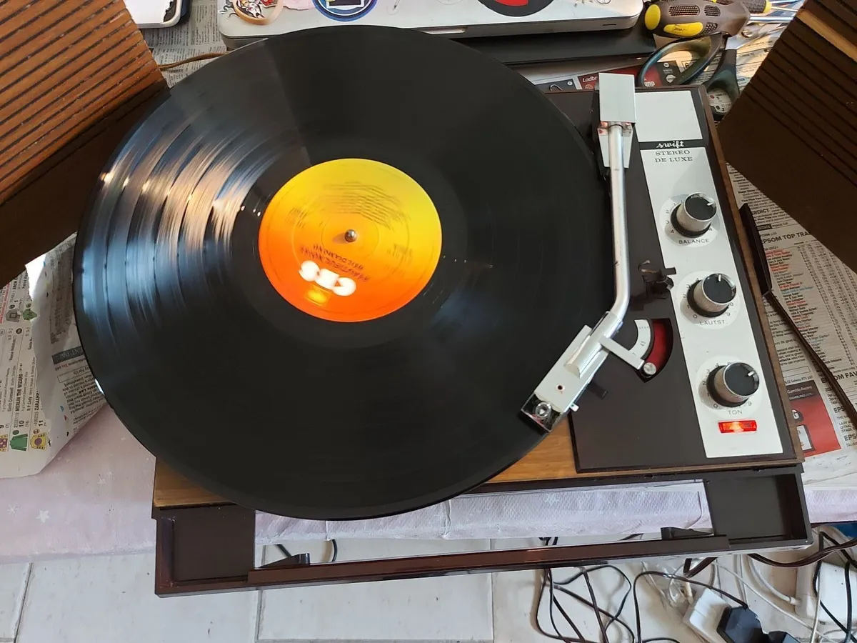 Vintage SWIFT Stereo Deluxe Record Player - Image 3