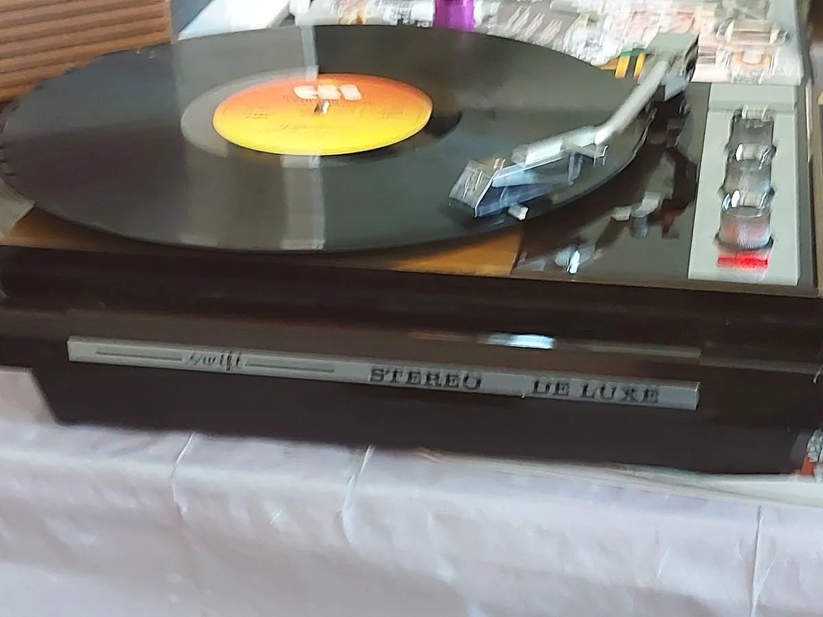 Vintage SWIFT Stereo Deluxe Record Player - Image 2
