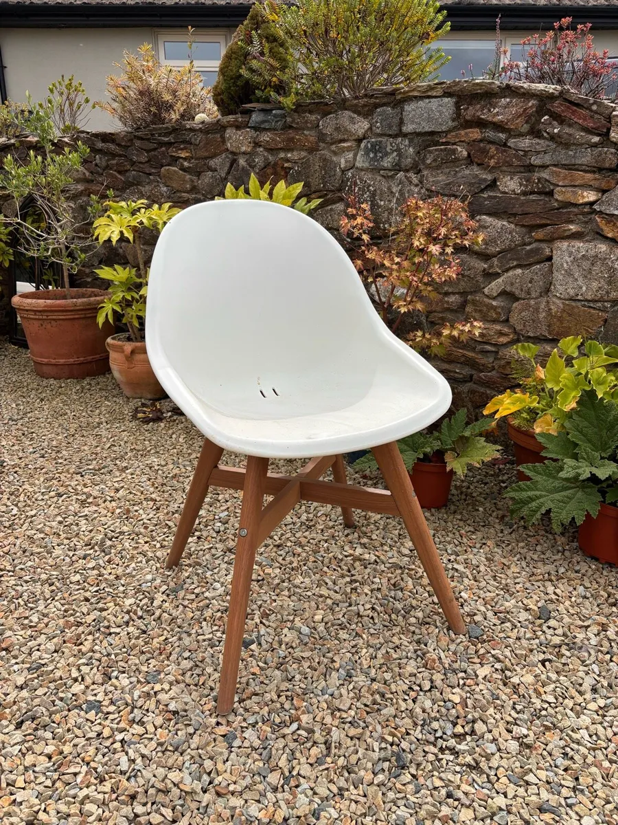 Outdoor table (extendable) and 4 chairs - Image 2