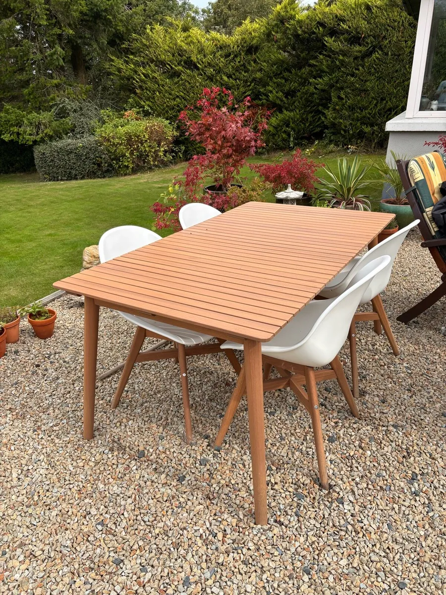 Outdoor table (extendable) and 4 chairs - Image 1