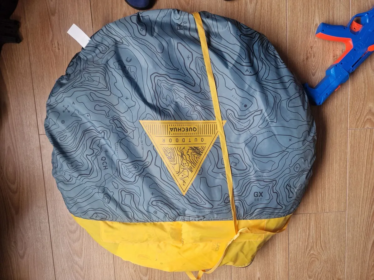 Quechua pop up tent