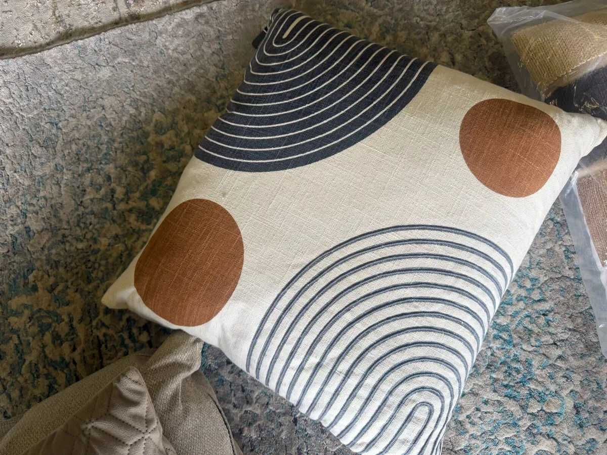 5X Hotel Collection Cushions (NEW) - Image 2