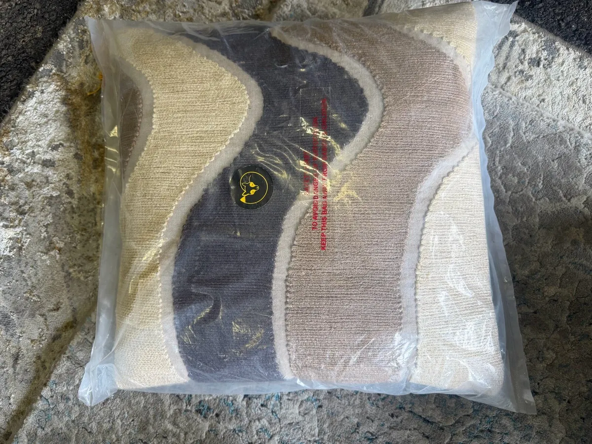 5X Hotel Collection Cushions (NEW) - Image 3