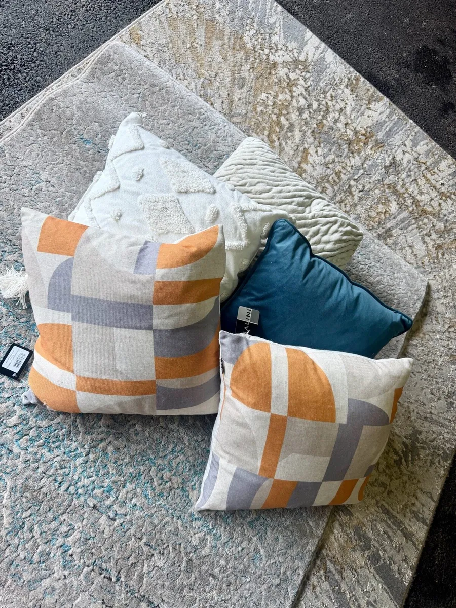 5X Luxury Hotel Collection Cushions (NEW) - Image 1