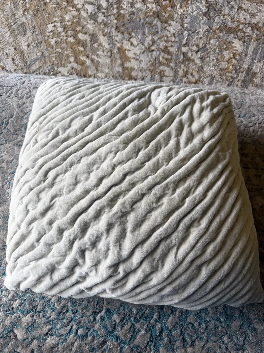 5X Luxury Hotel Collection Cushions (NEW) - Image 3