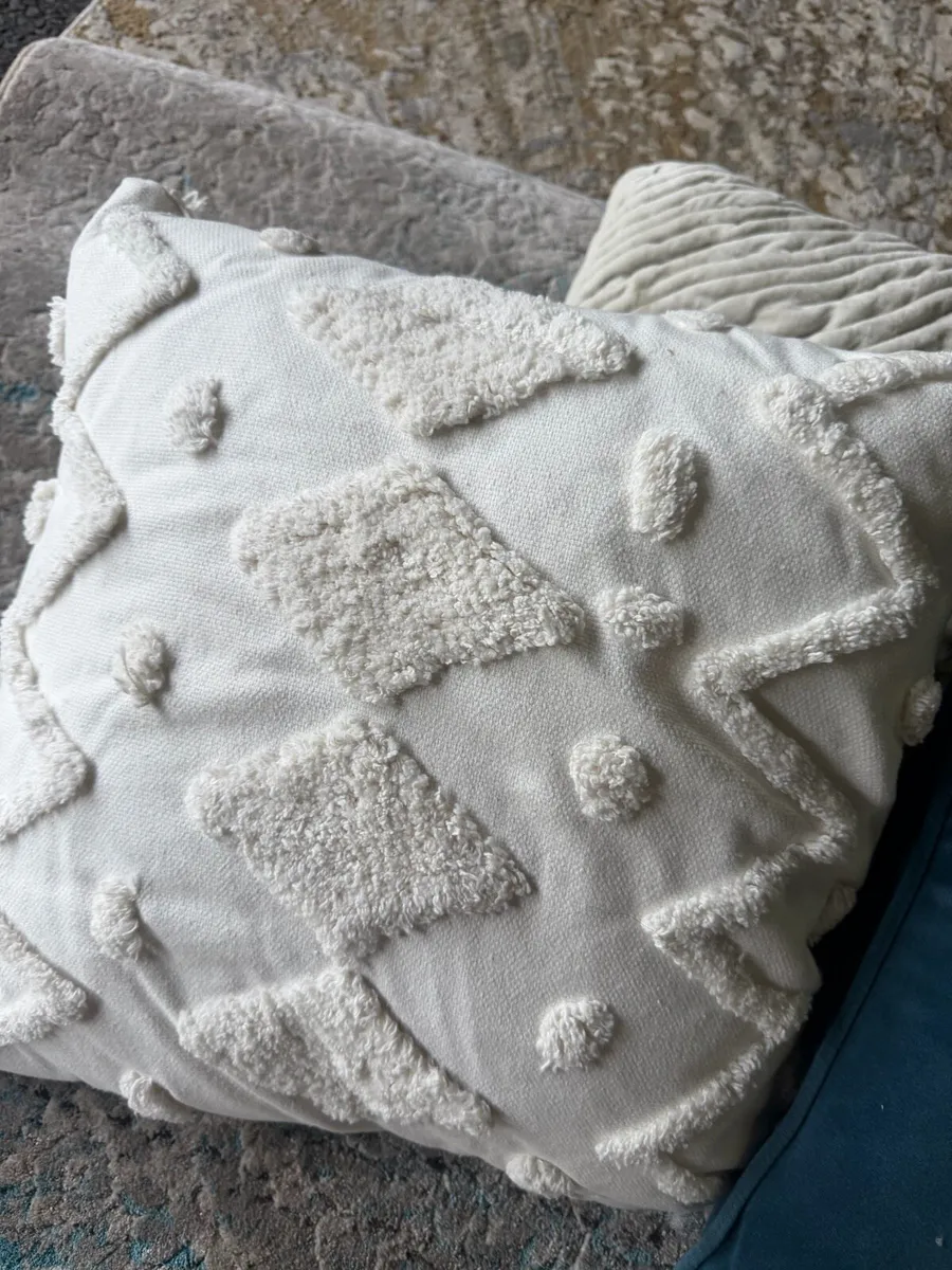 5X Luxury Hotel Collection Cushions (NEW) - Image 4