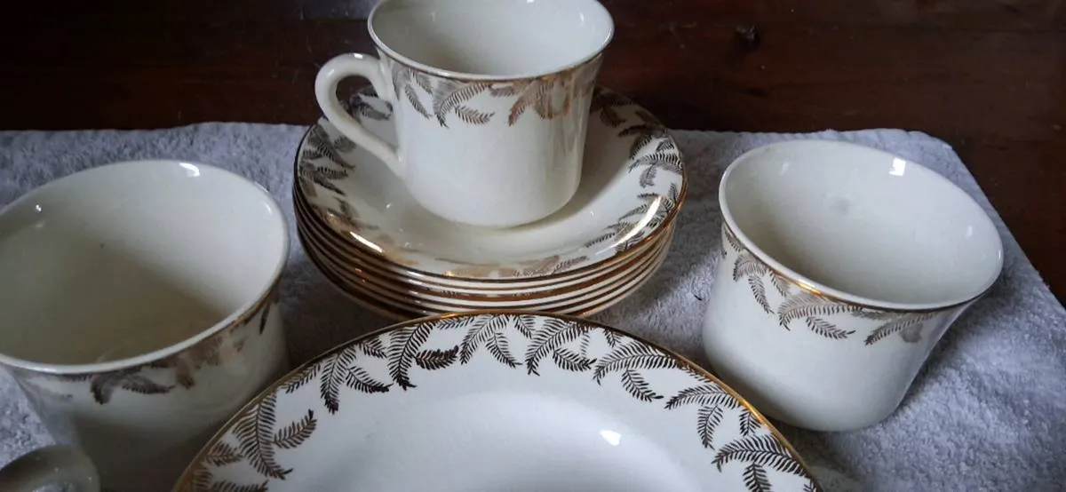 Vintage cups and saucers - Image 4