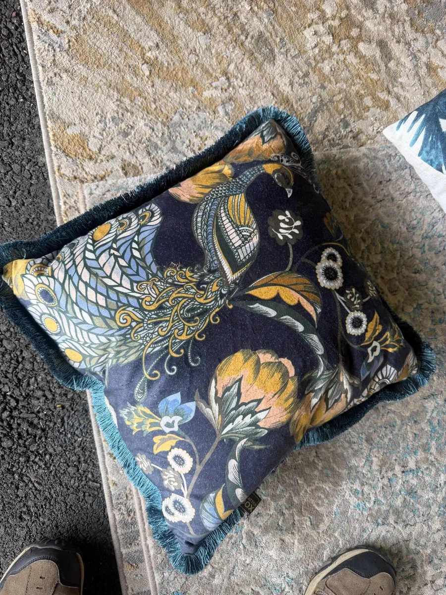 5X Luxury Hotel Collection Cushions (NEW) - Image 3