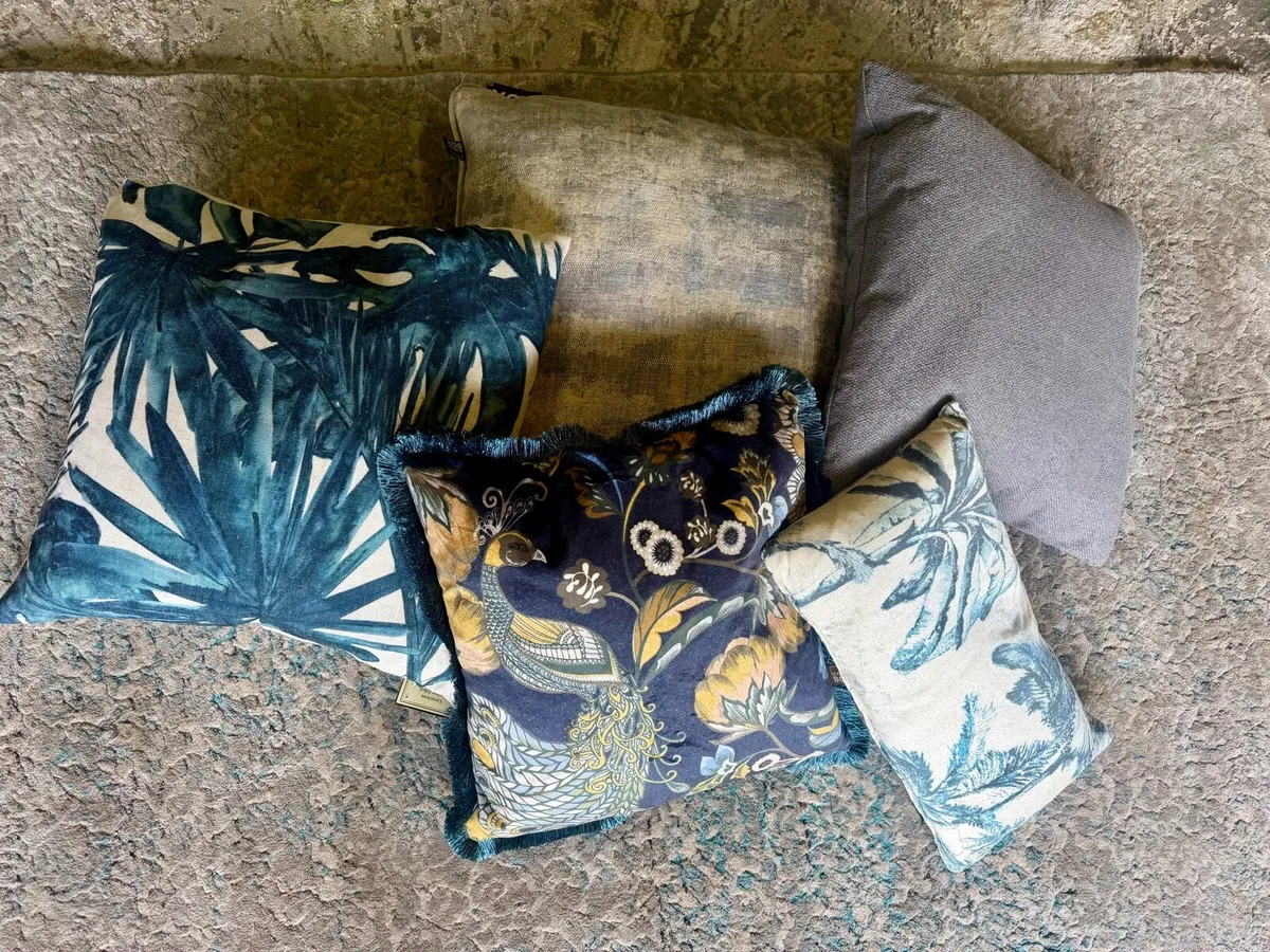 5X Luxury Hotel Collection Cushions (NEW) - Image 1