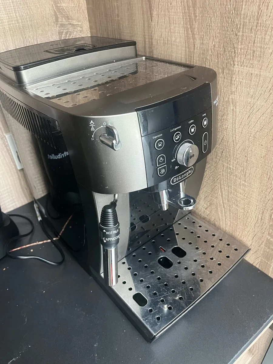 De longhi coffee machine Magnifica S ECAM250.33.TB - Image 1