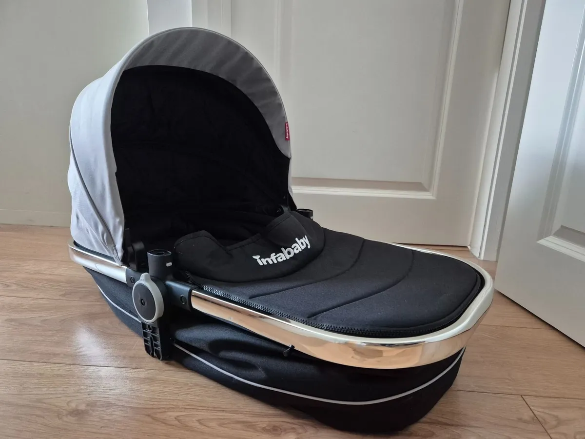 Carrycot and Car Seat - Image 1
