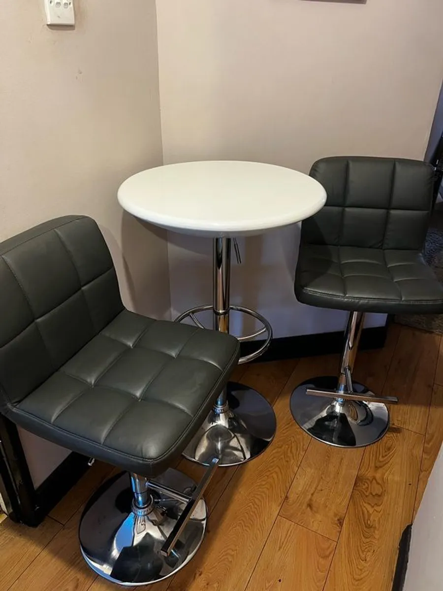 Breakfast bar and Swivel stools - Image 2