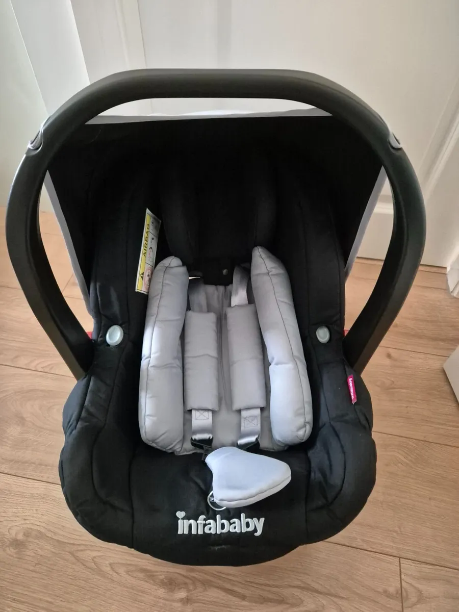 Carrycot and Car Seat - Image 2