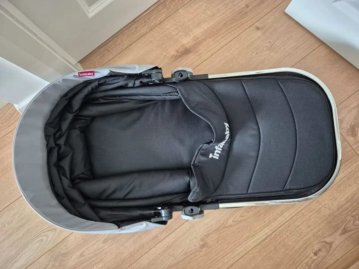 Carrycot and Car Seat - Image 3